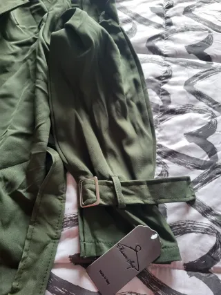 Gabardina verde militar con capucha