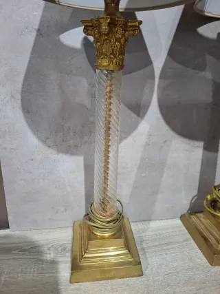 Pareja de lámparas de mesa doradas y cristal