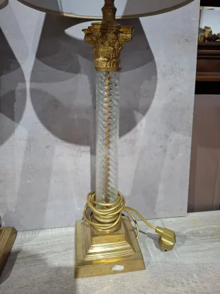 Pareja de lámparas de mesa doradas y cristal