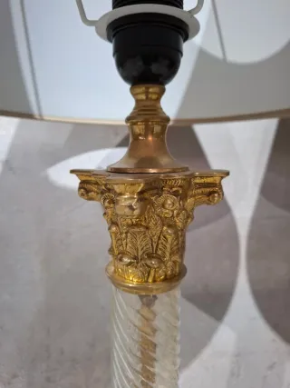 Pareja de lámparas de mesa doradas y cristal