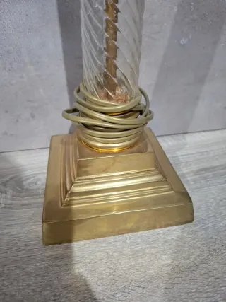 Pareja de lámparas de mesa doradas y cristal