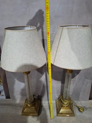 Pareja de lámparas de mesa doradas y cristal