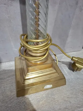 Pareja de lámparas de mesa doradas y cristal