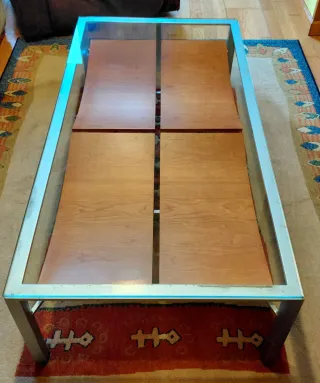 Mesa de centro de madera marrón y cristal
