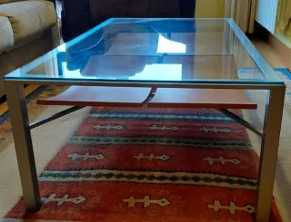 Mesa de centro de madera marrón y cristal