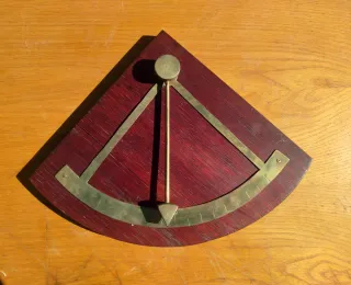 Clinómetro náutico de péndulo antiguo