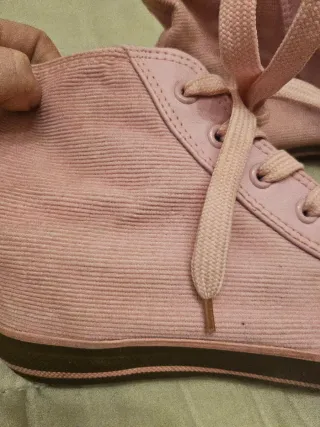 Zapatillas de bota rosas.Tejido de pana