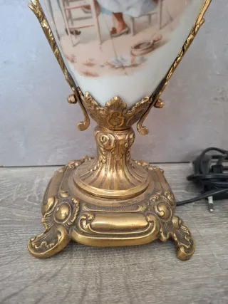 Lámpara de mesa antigua dorada y porcelana