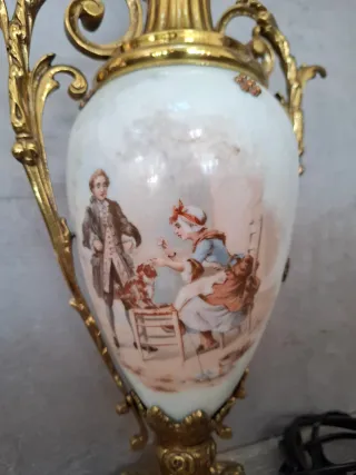 Lámpara de mesa antigua dorada y porcelana