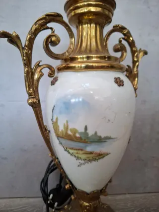 Lámpara de mesa antigua dorada y porcelana