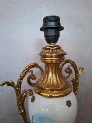 Lámpara de mesa antigua dorada y porcelana