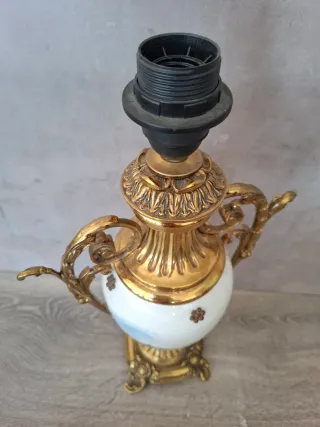 Lámpara de mesa antigua dorada y porcelana