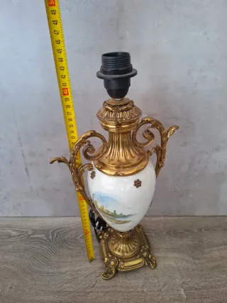 Lámpara de mesa antigua dorada y porcelana