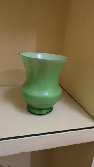 Jarrones de cristal verde y transparente