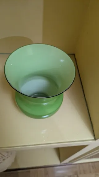 Jarrones de cristal verde y transparente