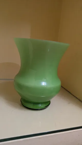 Jarrones de cristal verde y transparente