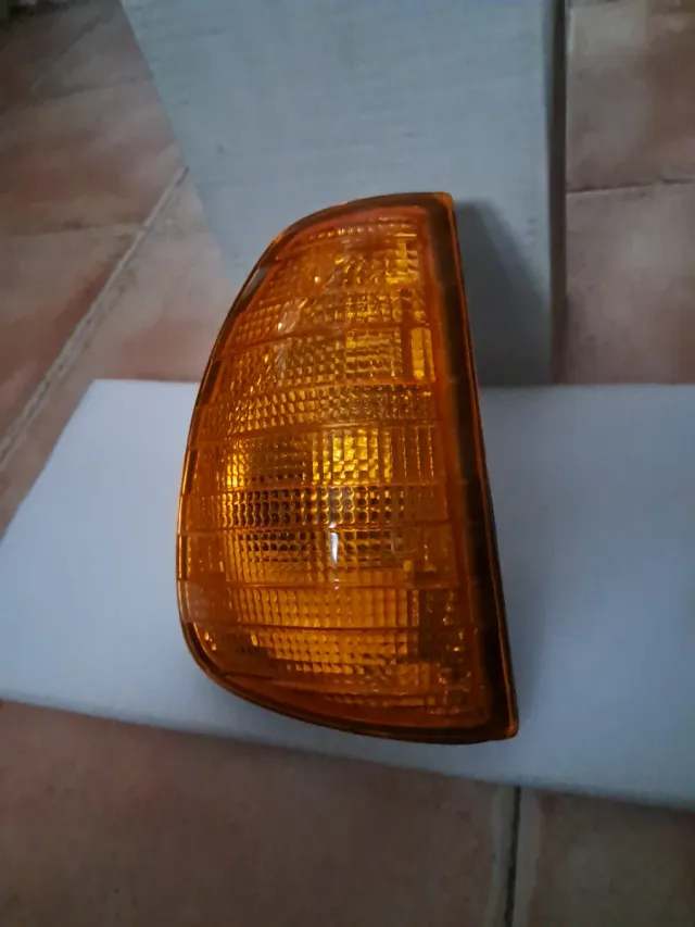 MERCEDES BENZ W123. PILOTO DELANTERO DERECHO.