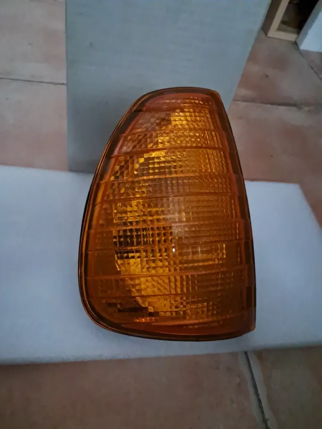 MERCEDES BENZ W123. PILOTO DELANTERO DERECHO.