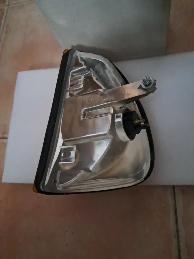 MERCEDES BENZ W123. PILOTO DELANTERO DERECHO.