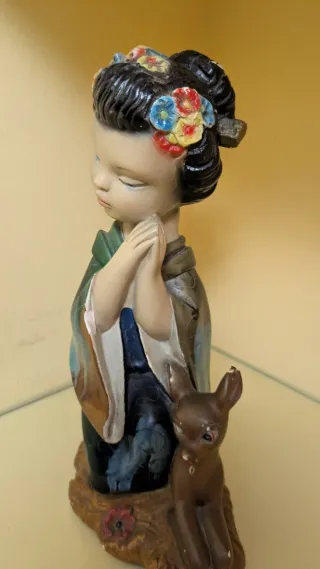 Figura cerámica niña asiática con ciervo