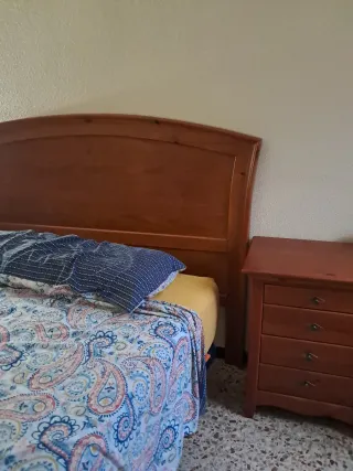 Muebles de dormitorio: cabezal, mesitas y cómoda