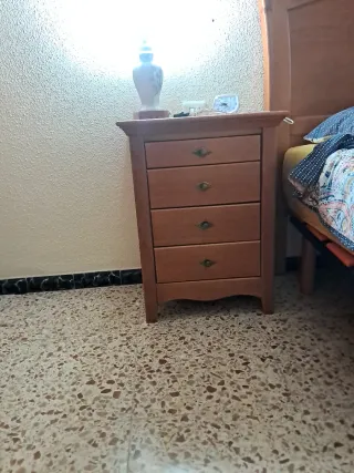 Muebles de dormitorio: cabezal, mesitas y cómoda