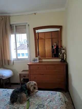 Muebles de dormitorio: cabezal, mesitas y cómoda