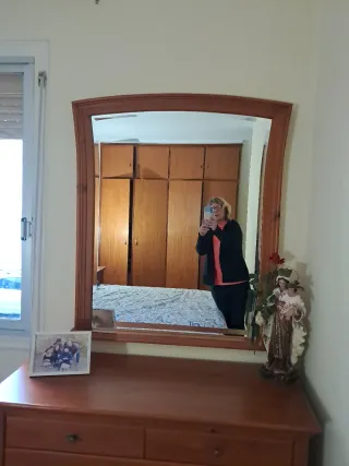 Muebles de dormitorio: cabezal, mesitas y cómoda