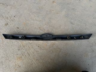 Moldura porton trasero Ford Focus