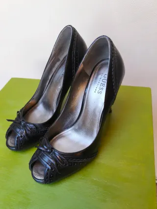 Décolleté Guess peep-toe con fiocco nere