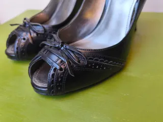 Décolleté Guess peep-toe con fiocco nere