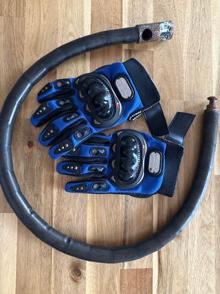 Cadena moto y guantes de motorista