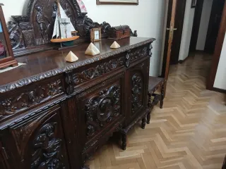 Mesa antigua de madera con 6 sillas y 2 aparadores