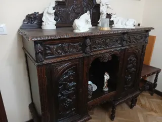 Mesa antigua de madera con 6 sillas y 2 aparadores