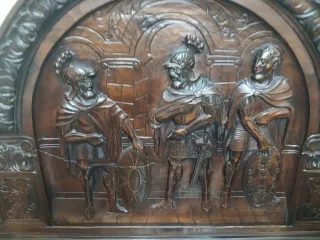 Mesa antigua de madera con 6 sillas y 2 aparadores