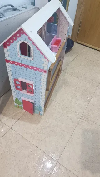 Casita de muñecas de madera