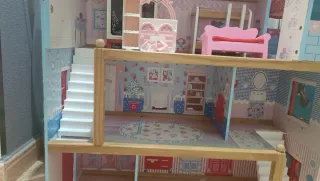 Casita de muñecas de madera