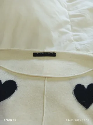 Maglietta bianca con cuori neri