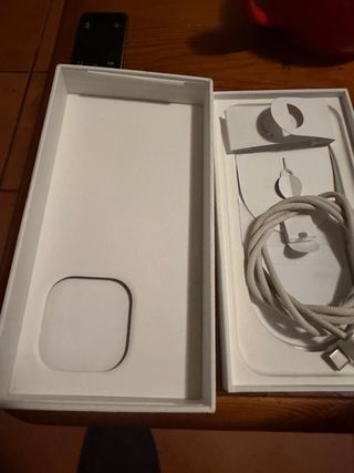 Caja iPhone 16 Pro + Cable Carga