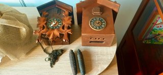 Lotto 2 orologi a cucù per ricambi + 2 pigne 275gr