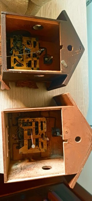 Lotto 2 orologi a cucù per ricambi + 2 pigne 275gr