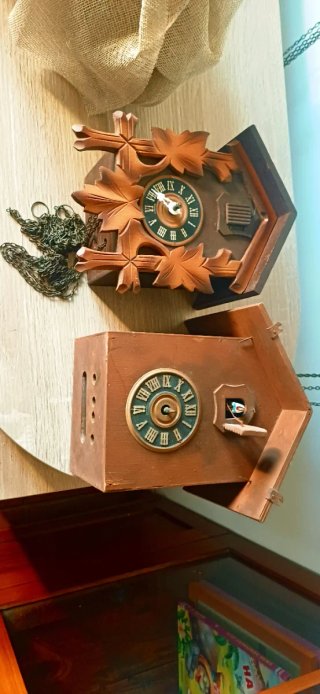 Lotto 2 orologi a cucù per ricambi + 2 pigne 275gr