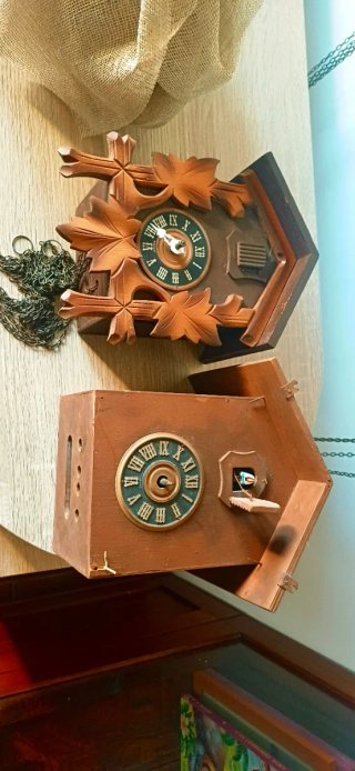 Lotto 2 orologi a cucù per ricambi + 2 pigne 275gr