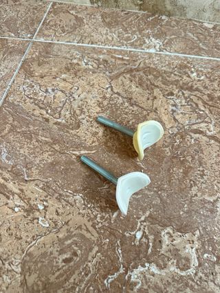 Puertas de seguridad para bebés con accesorios.