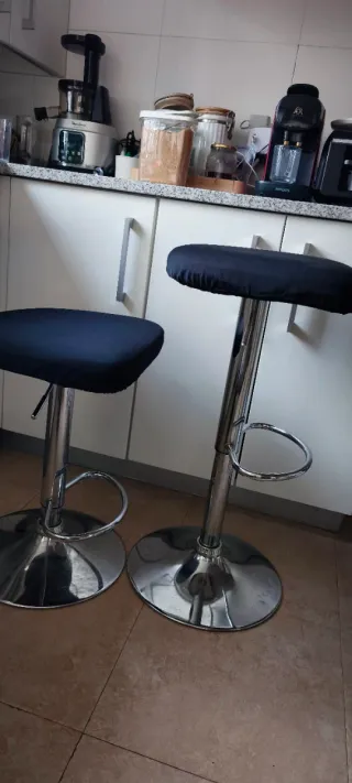 Taburetes cocina regulables en altura.