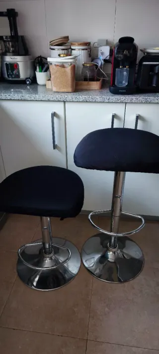 Taburetes cocina regulables en altura.