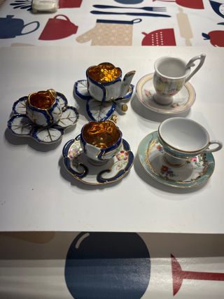 Tazze e piattini in miniatura decorati