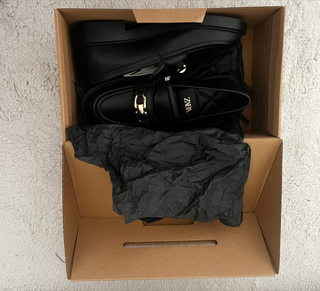 Mocasines Zara negros con detalle dorado