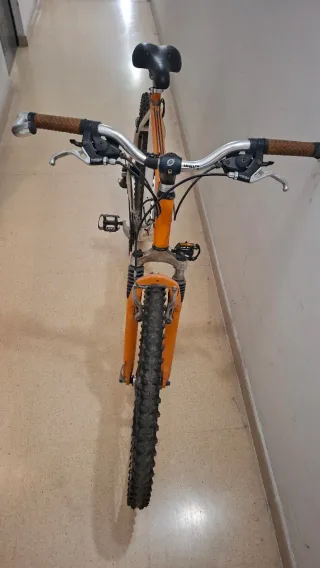 Bicicleta Montaña Naranja y Blanca