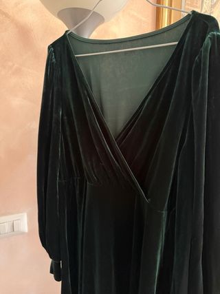 Abito in velluto verde asimmetrico
